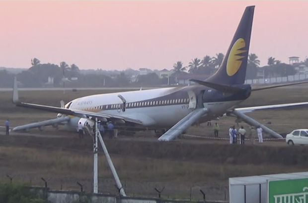 Hindistan'da uçak pistten çıktı: 12 yaralı