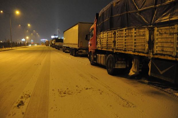 Ankara-Konya yolu devrilen TIR nedeniyle trafiğe kapandı