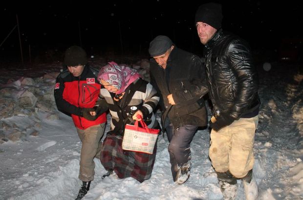 Manisa'da karda mahsur kalan aile kurtarıldı