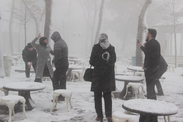 İstanbul Çamlıca Tepesi'nde kar keyfi