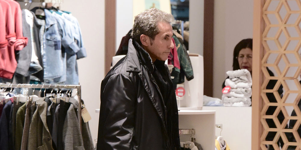 Torunlarına hediye aldı