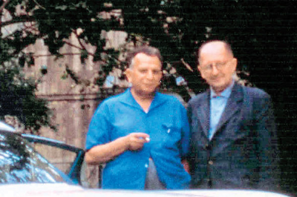 Lido’nun sahibi Emin Vâfi (solda), Naime Sultan’ın oğlu Cahid Osman ile 1960’ların başında Ortaköy’de.