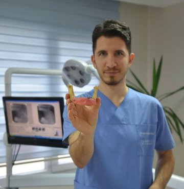 Çenesinde yeterli kemik olmadığı için implant tedavisi yapılamayan hastalara, kalçasından, kaburgasından ve hatta bir sığırdan alınan kemik parçalarıyla nakil yapılabildiği belirtildi