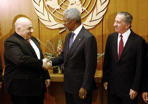 Rauf Denktaş, dönemin Birleşmiş Milletler Genel Sekreteri Kofi Annan ile birlikte.