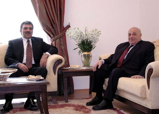 Rauf Denktaş, Türkiye Cumhuriyeti'nin 11. cumhurbaşkanı Abdullah Gül ile birlikte.