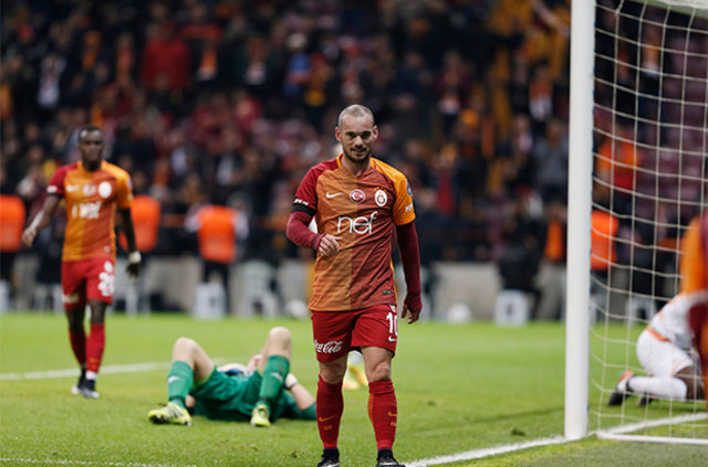 Galatasaray yönetiminden Sneijder'a ikinci ceza!