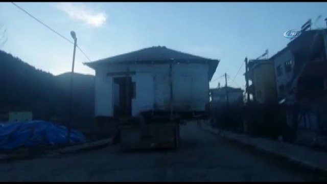 Simop'ta Baba yadigarı evi kamyonla taşıdı