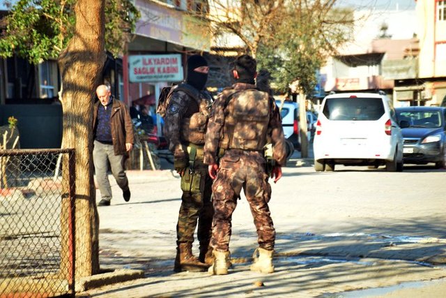 Adana'da 'Polis giremez' denilen bölgede huzur operasyonu