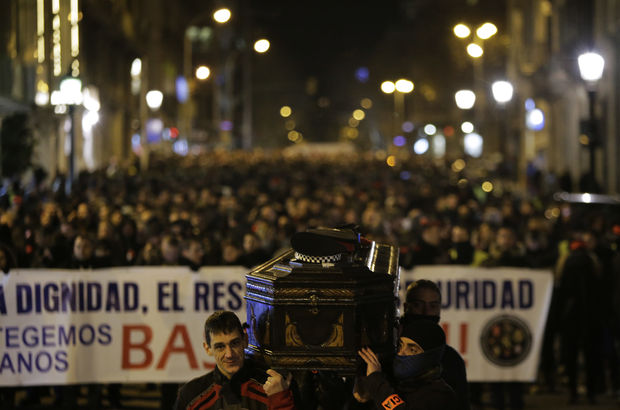 İspanyol polisinden protesto gösterisi
