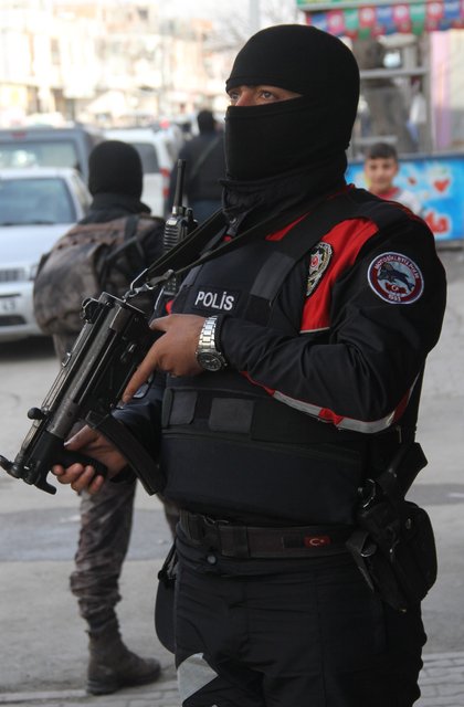 Adana'da polisi gören kadın, Apo çıkarmasını bıçakla kazıdı