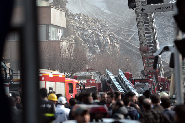 İran'ın başkenti Tahran'da yangın çıkan bina çöktü, olay yerinden ilk kareler