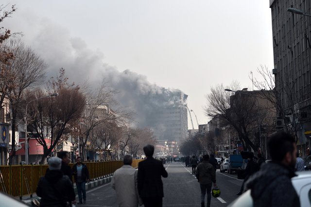 İran'ın başkenti Tahran'da yangın çıkan bina çöktü, olay yerinden ilk kareler