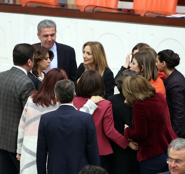 Aylin Nazlıaka'dan Meclis'te kelepçeli protesto