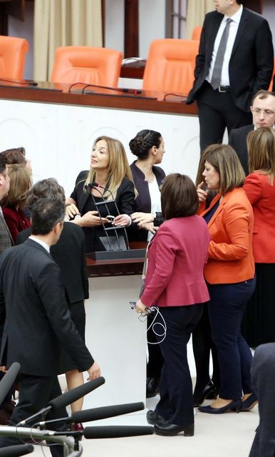 Aylin Nazlıaka'dan Meclis'te kelepçeli protesto