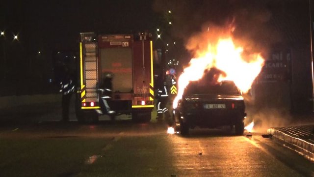 Bursa'da kaza yapan sürücü sinirlenip otomobilini ateşe verdi
