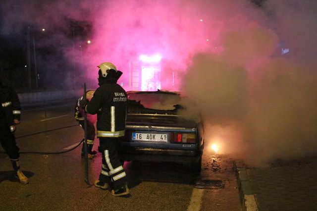 Bursa'da kaza yapan sürücü sinirlenip otomobilini ateşe verdi