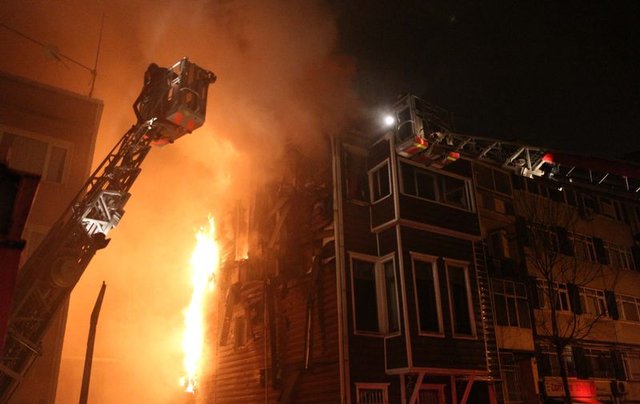 Beşiktaş'ta 3 katlı ahşap binada yangın