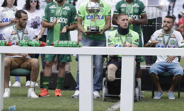 Chapecoense kupayı gözyaşlarıyla kaldırdı
