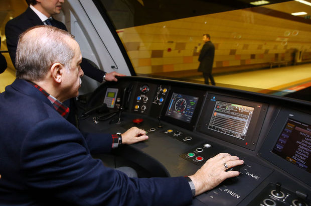 Cumhurbaşkanı Recep Tayyip Erdoğan metronun vatman koltuğuna geçti