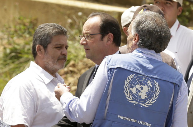Hollande, FARC isyancılarıyla bir araya geldi