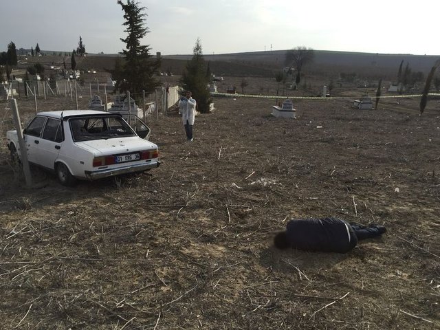 Adana'daki Alihocalı Mahallesi mezarlığında 3 erkek cesedi bulundu