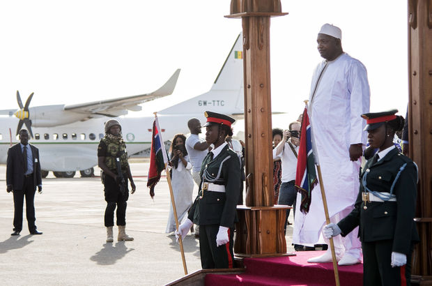 Gambiya'da Devlet Başkanı Adama Barrow ülkesine döndü