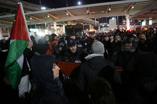 JFK Havalimanı'nda göstericilerle polis karşı karşıya geldi.