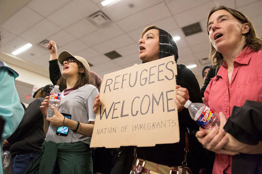 Ülke genelinde, uluslararası havalimanlarında kalabalıklar Trump'ın imzaladığı kararnameyi protesto etmek için toplandı.