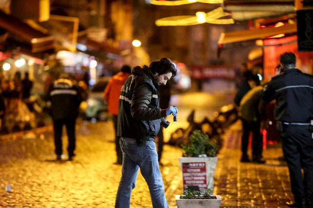 Beyoğlu'nda silahlı kavgada 1'i polis, 4 kişi yaralandı