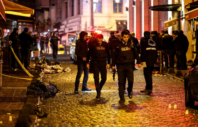 Beyoğlu'nda silahlı kavgada 1'i polis, 4 kişi yaralandı