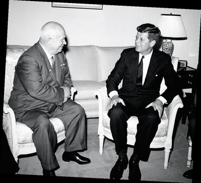 Sovyetler’in eski lideri Nikita Kruşçev ve ABD Başkanı John F. Kennedy.