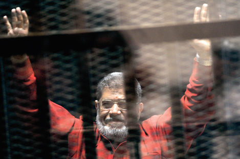 Mısır’da 2013’teki darbe ile devrilen Cumhurbaşkanı Muhammed Mursi hapishanedeyken.