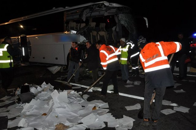Uşak'ta otobüs kamyona arkadan çarptı: 1 ölü 12 yaralı