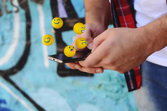 Gülen yüz emoji mutlu olmayı sağlıyor!