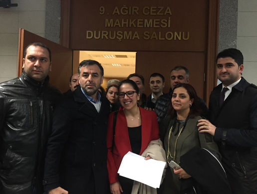 Duruşma çıkışı CHP milletvekili Barış Yarkadaş da Kadıgil'e destek verdi.  Fotoğraf: Veli Sarıboğa / Habertürk Haber Merkez