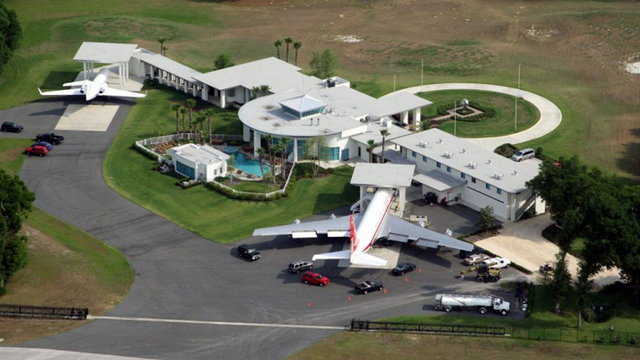John Travolta'nın evi bir havaalanı