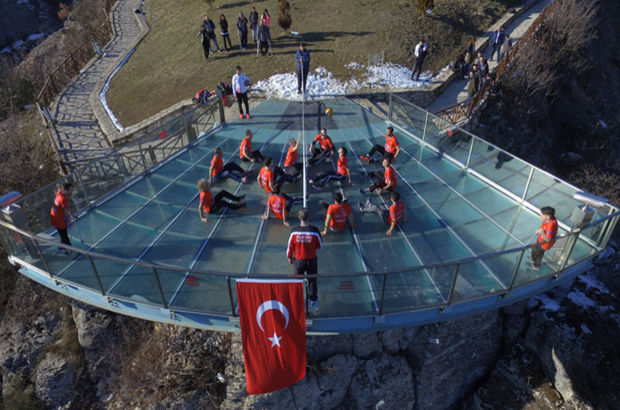 Karabük'te dünyada ilk kez cam teras üzerinde voleybol oynandı