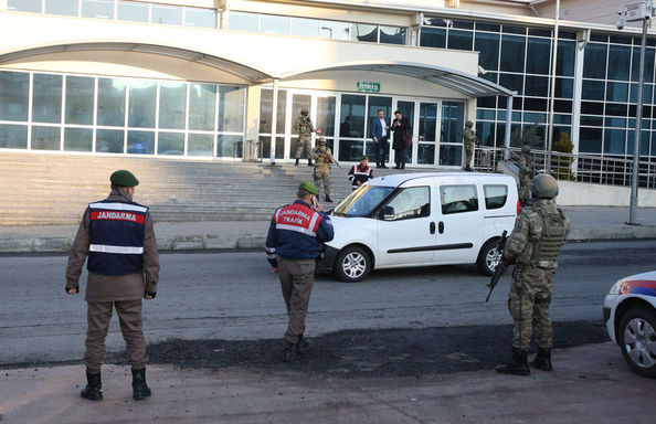15'i tutuklu 108 sanık, İstanbul 23. Ağır Ceza Mahkemesince Silivri Ceza ve İnfaz Kurumları Yerleşkesi'nde hakim karşısına çıktı. Jandarma ekipleri geniş güvenlik önlemleri aldı.