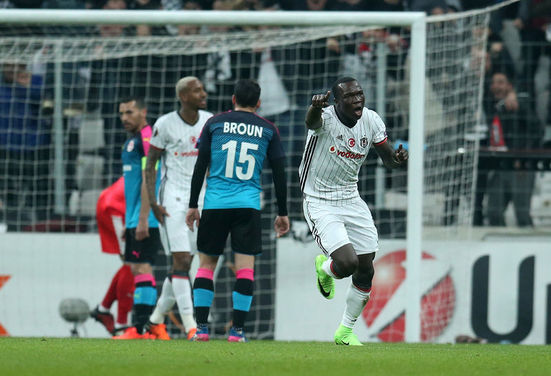 Beşiktaş'ın Hapoel Beer-Sheva'yı 2-1 yendiği maçta gol atan Aboubakar böyle sevinç yaşadı.