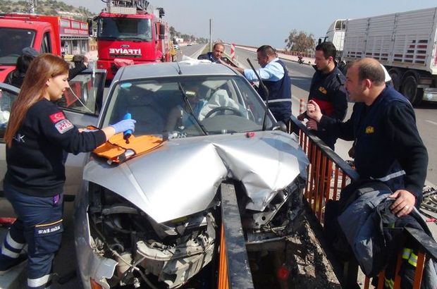 Mersin'de köprü korkulukları önce araca sonra sürücüsüne saplandı
