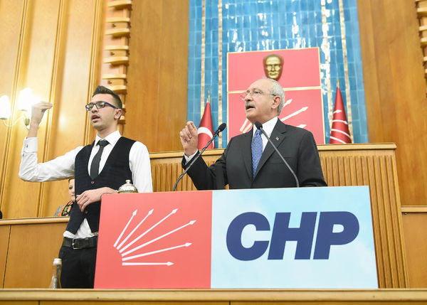 Kılıçdaroğlu'nun grup konuşması işitme engelliler için de tercüme edildi