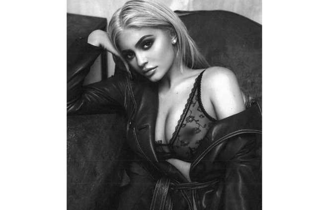 Kylie Jenner yüzük taktı Instagram’da paylaştı Kylie Jenner yüzük taktı Instagram’da paylaştı