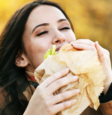 Beslenme ve Diyet Uzmanı Çisem Gündüz, yemek ve mutluluk arasında, serotonin hormonuna bağlı, bilimsel olarak kanıtlanmış bir ilişki olduğunu söylüyor