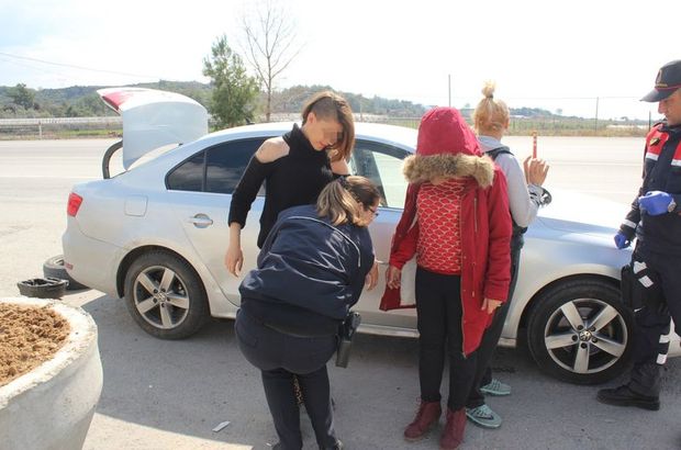 Antalya'da polise yakalanan kadınlar uyuşturucuları iç çamaşırlarına sakladı