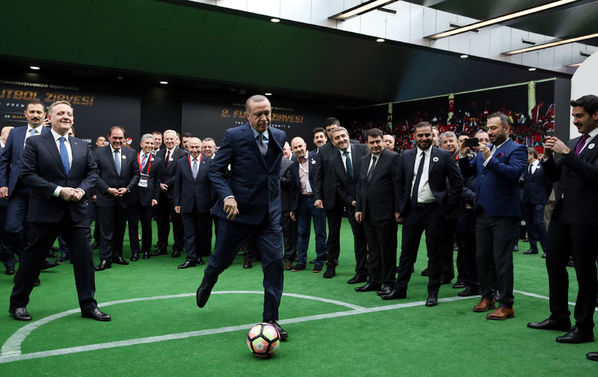 Cumhurbaşkanı Recep Tayyip Erdoğan, Haliç Kongre Merkezi'nde Uluslararası Futbol Zirvesi'ne katıldı. Cumhurbaşkanı Erdoğan, penaltı atışı kullandı.
