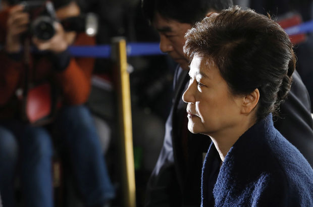 Güney Kore'de azledilen devlet başkanı halktan özür diledi