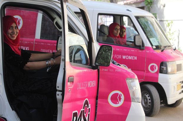 Pakistan'da kadınlara özel 'pembe taksi'!