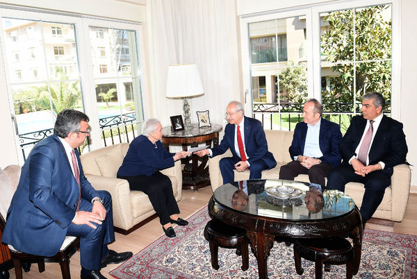 Kılıçdaroğlu, 3. Cumhurbaşkanı Celal Bayar'ın kızı Nilüfer Gürsoy'u evinde ziyaret etti. Gürsoy'un Caddebostan'daki evinde gerçekleştirilen ziyarette TBMM Başkanvekili Akif Hamzaçebi de yer aldı.