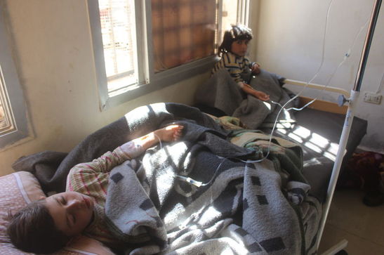 Esed rejiminin, İdlib'de düzenlediği saldırının ardından gazdan etkilenen çocuklar, kaldırıldıkları sahra hastanelerinde tedavi altına alındı.