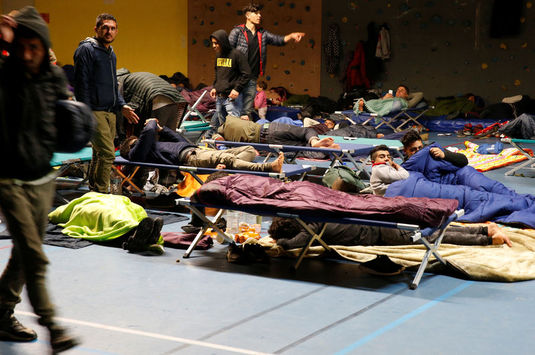 Yangının ardından sığınmacılar bir spor salonunda kaldı.